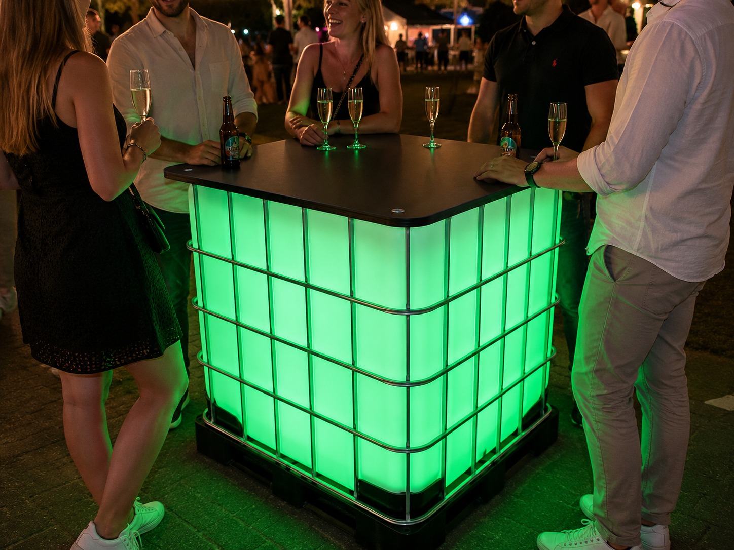 Groene DAIVEXO Light Cube gebruikt als lichtgevende statafel op een evenement